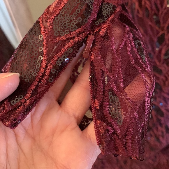 MAC DUGGAL
Long Sleeve Ruched Sequined V Neck Gown - Picture 7 of 15